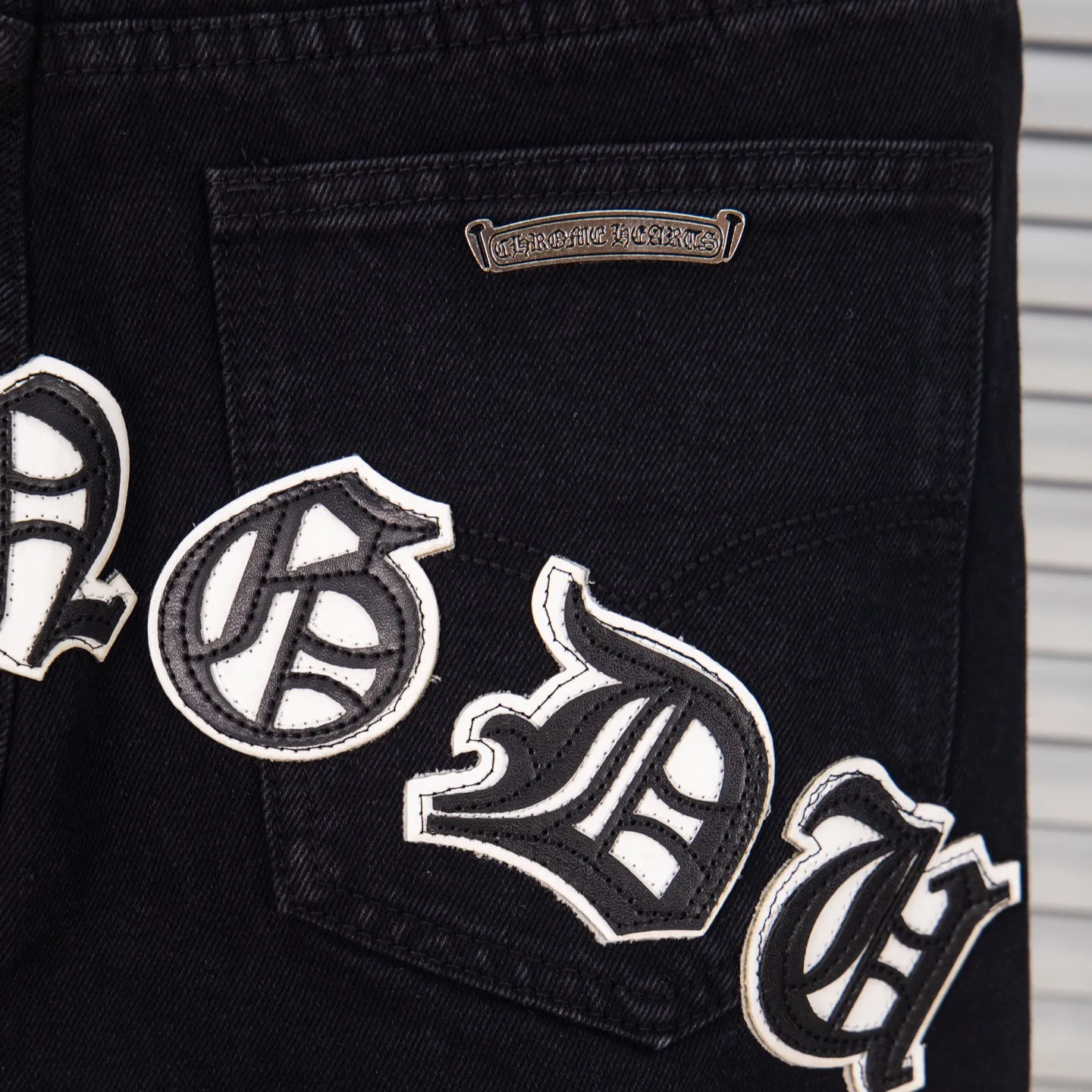P260 Chrome Hearts Black Pants Sanskrit Black and White Patch Leather Jeans CH jeans need to be washed and then disassembled and hand-stitched with sheepskin cross leather and then spliced ​​together to complete. The whole piece has too many craftsmanship to explain, patchwork cross pattern embellishment, high-waisted washed jeans! ! Absolutely high-end luxury products, god-level single products and super popular products, made with top heavy industry, a must-see magic weapon. Customized hardware. The fabric is thick and soft after washing. It has good breathability. Customized small leather label. Unique design. The details are simple and elegant, and the workmanship is exquisite. The entire trousers are neatly routed and the details are in place! It’s so cool that both men and women can easily control the genderless trend! Style number: 1875# Color: black Size: 28 30 32 34